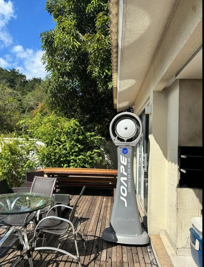 Climatizador evaporativo profissional em um ambiente de eventos