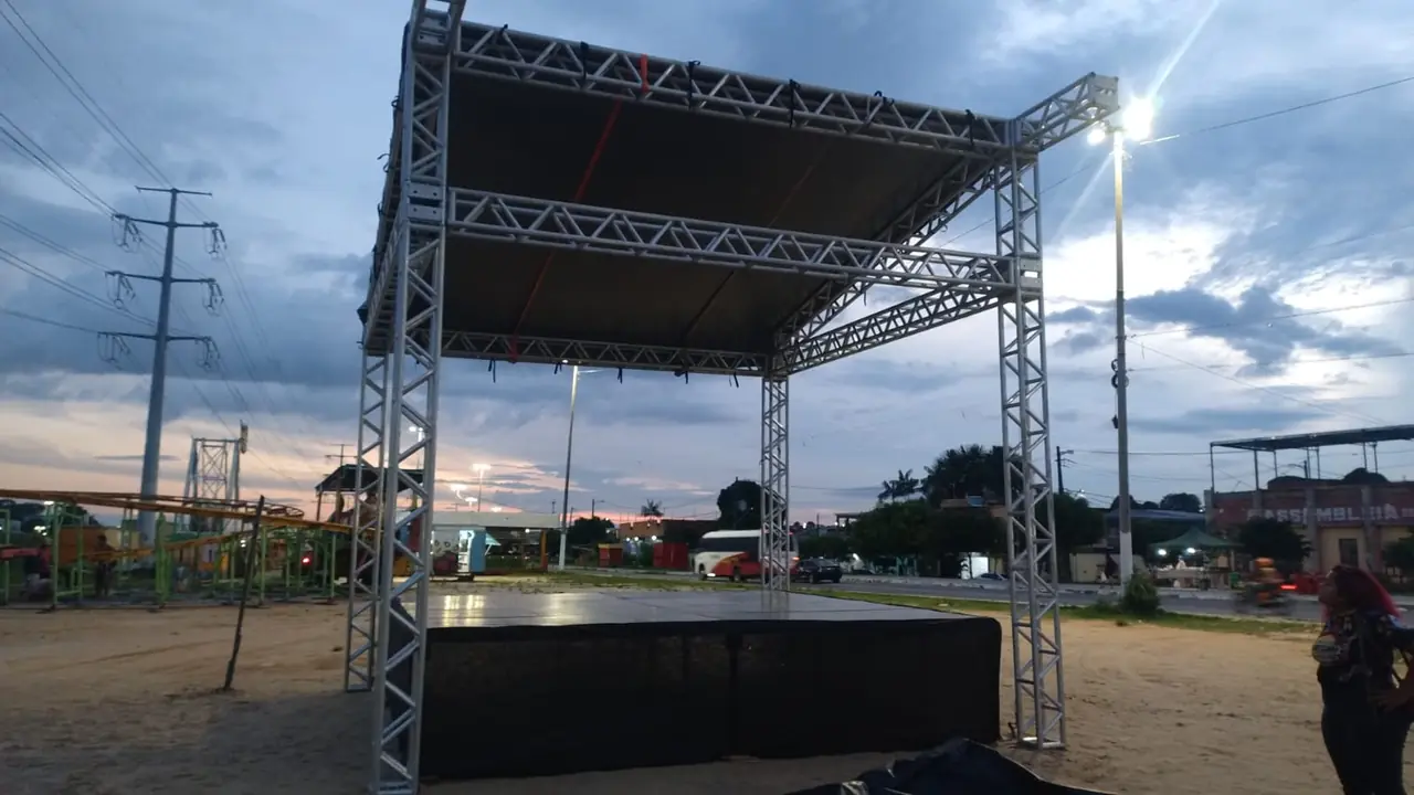 Palco com cobertura e estrutura metálica de grid ao ar livre