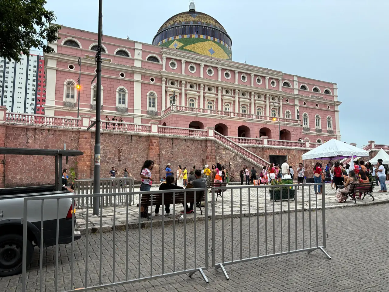 Gradis metálicos organizando a circulação em frente ao Teatro Amazonas